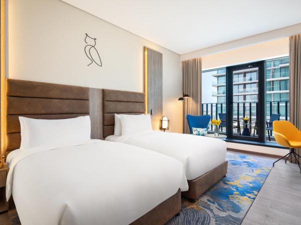 voco Dubai The Palm, an IHG Hotel : photo 1 de la chambre chambre lits jumeaux deluxe avec balcon - vue latérale sur mer et palmiers