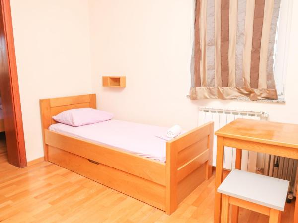 HI Hostel Zadar : photo 8 de la chambre chambre triple avec salle de bains privative