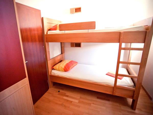 HI Hostel Zadar : photo 1 de la chambre chambre lits jumeaux avec salle de bains privative