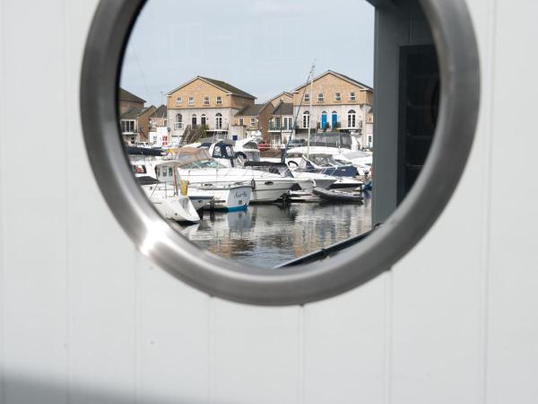Rooms at The Deck, Penarth : photo 4 de la chambre chambre lit king-size avec balcon