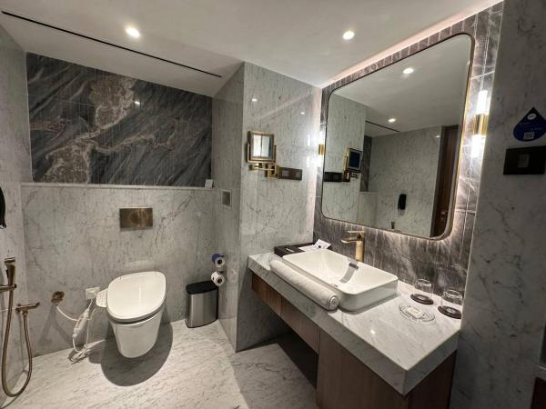 Radisson Blu Hotel & Suites GRT Chennai : photo 7 de la chambre business class garden balcony with airport transfers