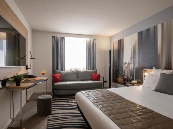 Novotel Nice Centre Vieux Nice : photo 2 de la chambre chambre familiale supérieure avec 1 lit double et 2 lits simples