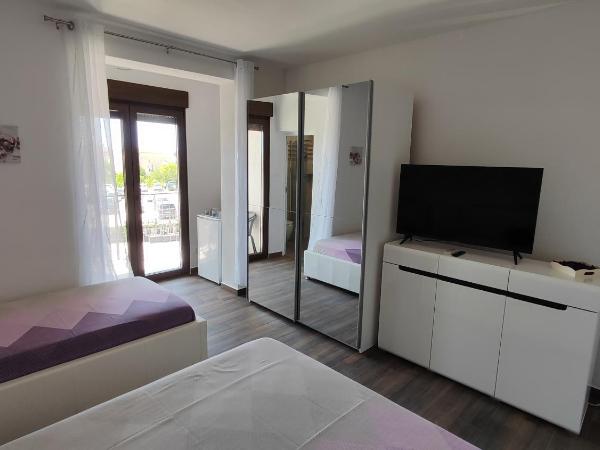 Viktor rooms and apartments : photo 4 de la chambre chambre triple avec balcon