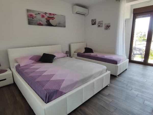 Viktor rooms and apartments : photo 1 de la chambre chambre triple avec balcon