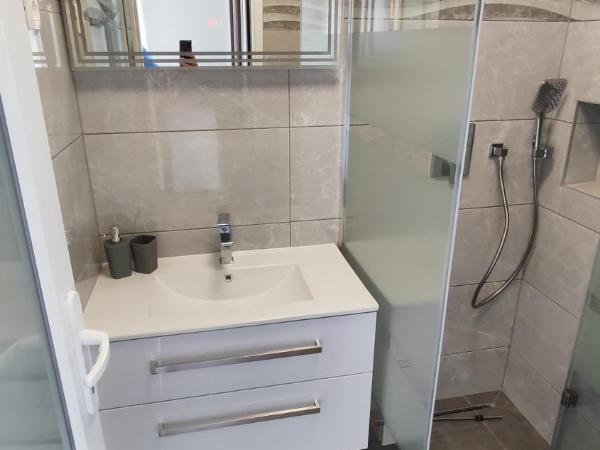 Viktor rooms and apartments : photo 6 de la chambre chambre triple avec balcon