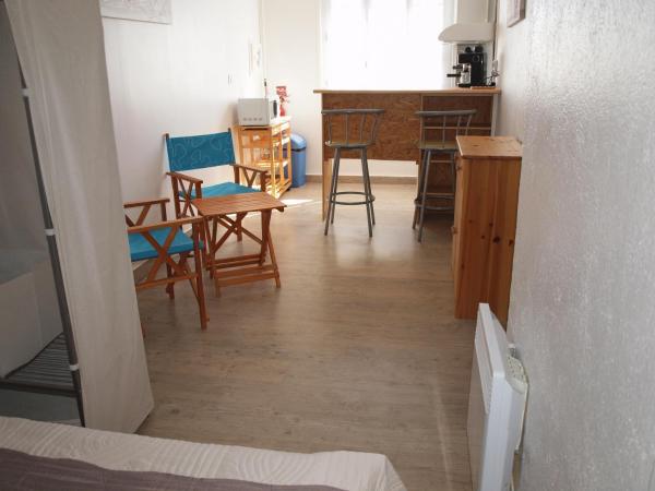 Hôtel Restaurant - Villa Les Sirènes : photo 7 de la chambre studio