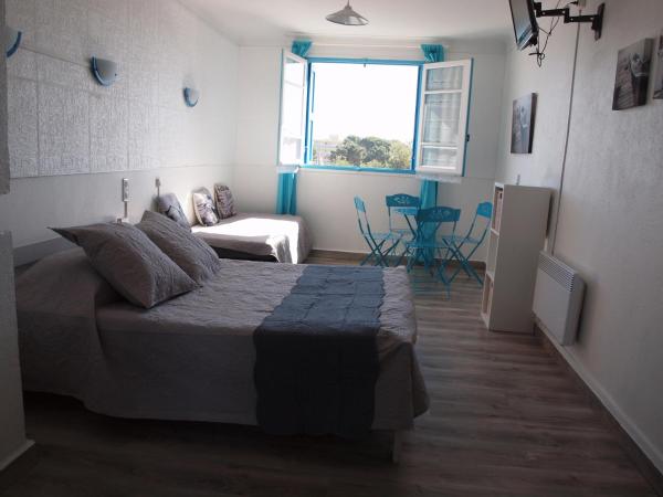 Hôtel Restaurant - Villa Les Sirènes : photo 1 de la chambre chambre triple basique