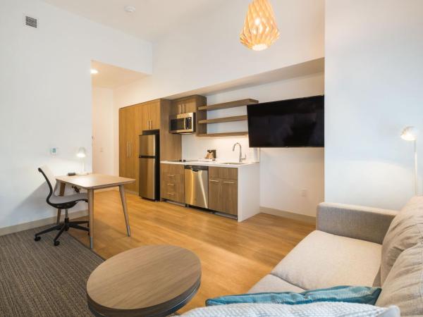 Element Denver International Airport : photo 3 de la chambre studio with two queen beds and roll-in shower - mobility and hearing accessible