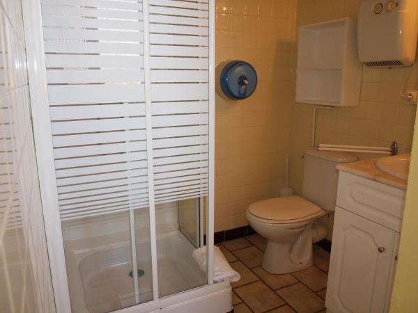 Hôtel Restaurant - Villa Les Sirènes : photo 6 de la chambre chambre triple basique