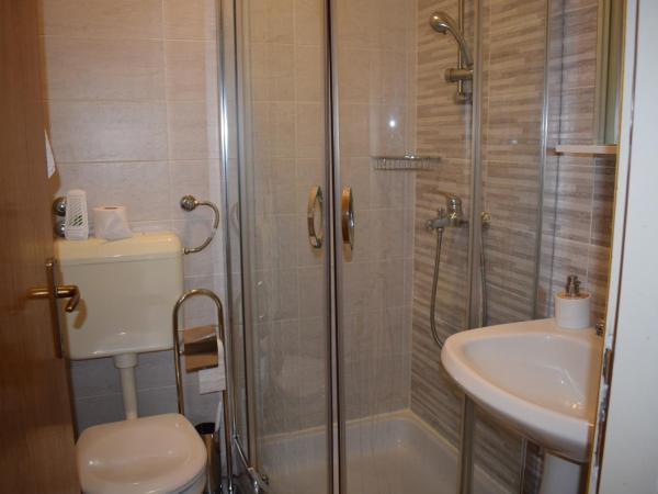 Guest house Tom : photo 6 de la chambre chambre double avec salle de bains privative