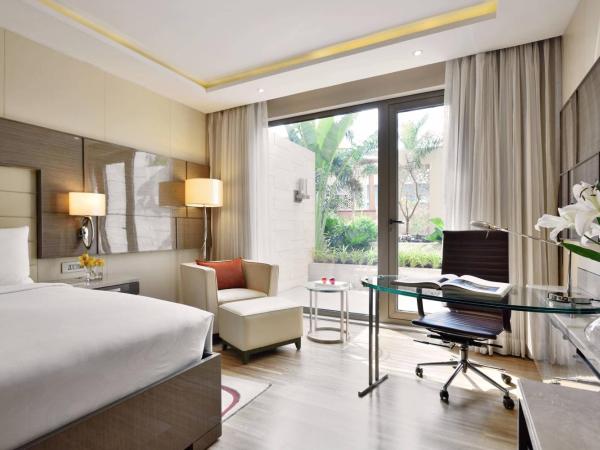 JW Marriott Mumbai Sahar Airport : photo 4 de la chambre chambre lit king-size avec balcon