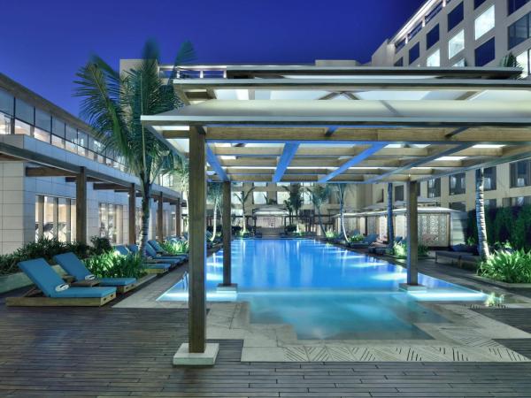 JW Marriott Mumbai Sahar Airport : photo 5 de la chambre chambre lit king-size - vue sur piscine