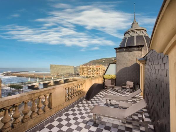 Hotel Maria Cristina, a Luxury Collection Hotel, San Sebastian : photo 3 de la chambre suite 1 chambre 1 lit king-size avec terrasse - vue sur rivière