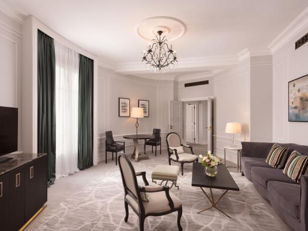 Hotel Maria Cristina, a Luxury Collection Hotel, San Sebastian : photo 4 de la chambre suite junior, 1 chambre avec 1 lit king-size - vue sur jardin