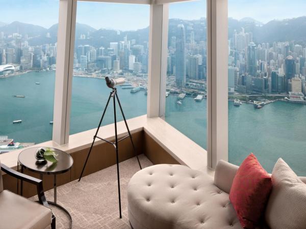 The Ritz-Carlton Hong Kong : photo 1 de la chambre suite de luxe victoria harbour avec lit king-size - accès au salon club