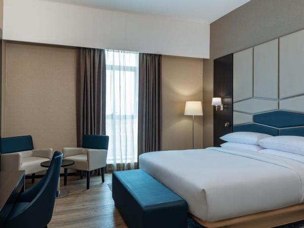 Four Points by Sheraton Production City, Dubai : photo 2 de la chambre classic king bed, (comp. shuttle to dmcc metro, marina mall & jbr, 20% off on f&b outlet)
