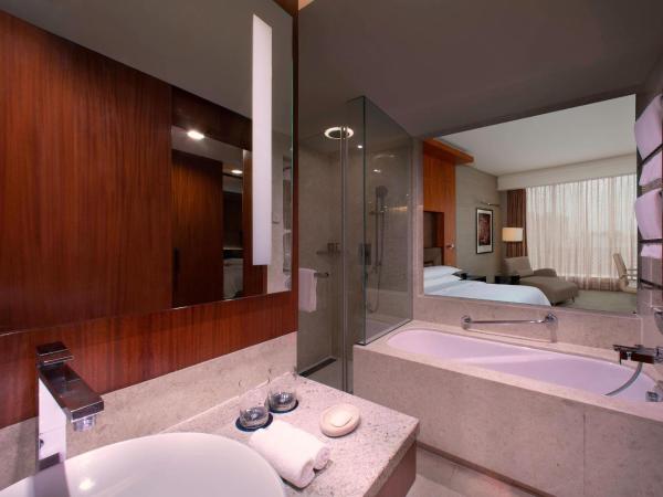 Sheraton Grand Bangalore Hotel at Brigade Gateway : photo 3 de la chambre premier deluxe, guest room, 1 king, city view