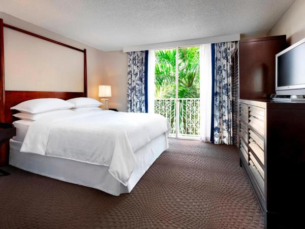 Sheraton Suites Fort Lauderdale at Cypress Creek : photo 7 de la chambre suite lit king-size et canapé-lit