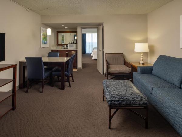 Sheraton Suites Fort Lauderdale at Cypress Creek : photo 1 de la chambre suite avec 2 lits doubles et canapé-lit