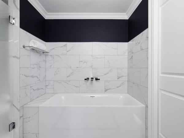 The LaSalle Chicago, Autograph Collection : photo 6 de la chambre suite d'angle 1 chambre lit king-size avec canapé-lit - vue sur ville