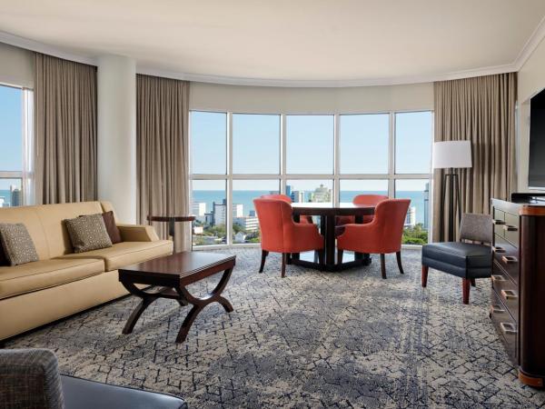 Sheraton Myrtle Beach : photo 1 de la chambre suite exécutive avec 2 lits doubles et canapé-lit
