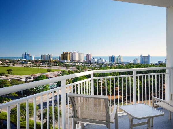 Sheraton Myrtle Beach : photo 5 de la chambre junior suite, 1 king, sofa bed, corner room, balcony