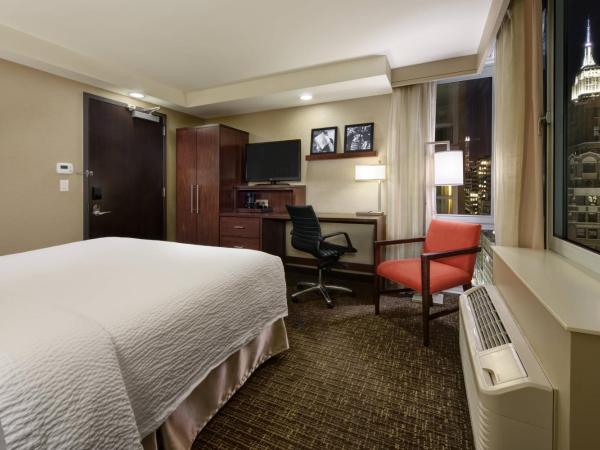 Courtyard by Marriott Times Square West : photo 2 de la chambre chambre lit king-size - vue sur ville