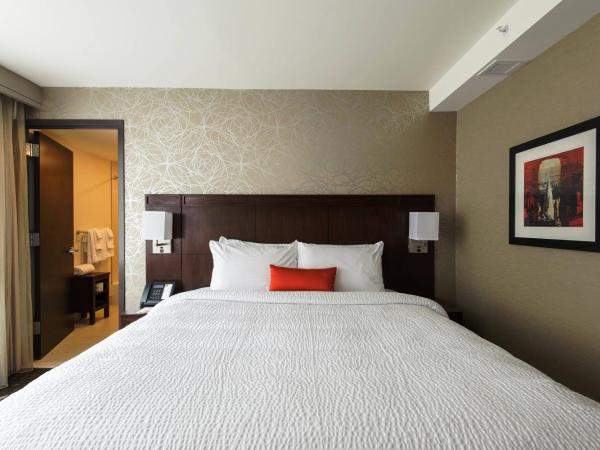 Courtyard by Marriott Times Square West : photo 1 de la chambre chambre lit king-size - vue sur ville