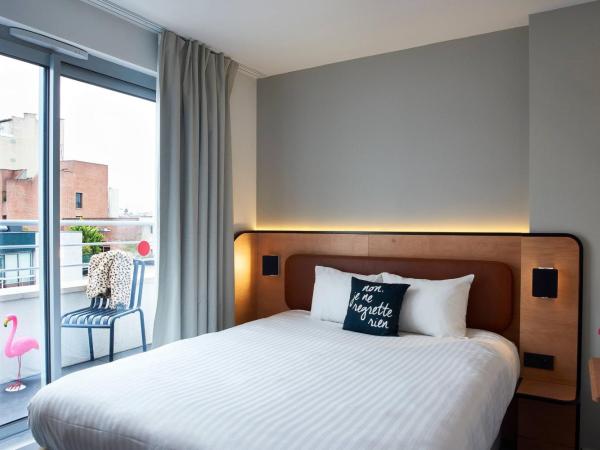 Moxy Paris Bastille : photo 2 de la chambre hébergement moxy sleeper avec balcon ou terrasse