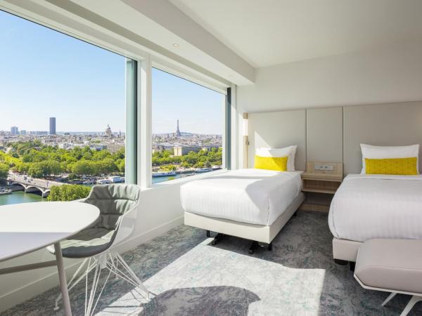 Courtyard by Marriott Paris Gare de Lyon : photo 1 de la chambre chambre lits jumeaux avec vue sur la tour eiffel

