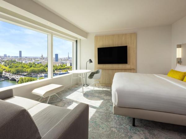 Courtyard by Marriott Paris Gare de Lyon : photo 1 de la chambre chambre familiale - vue sur tour eiffel