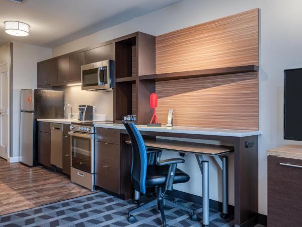 TownePlace Suites by Marriott Indianapolis Airport : photo 4 de la chambre suite 1 chambre lit king-size avec canapé-lit