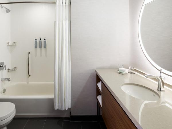 Courtyard by Marriott Montreal Midtown : photo 5 de la chambre chambre lit king-size