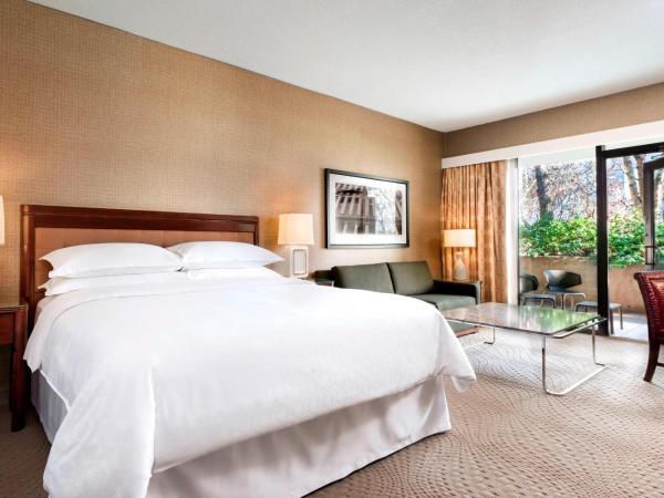 Sheraton Centre Toronto Hotel : photo 1 de la chambre chambre lit king-size supérieure - vue sur piscine