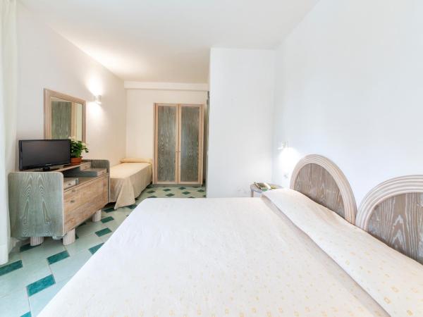 Hotel Oasi Castiglione : photo 1 de la chambre chambre triple