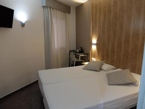Hotel Medicis : photo 3 de la chambre chambre double ou lits jumeaux Économique
