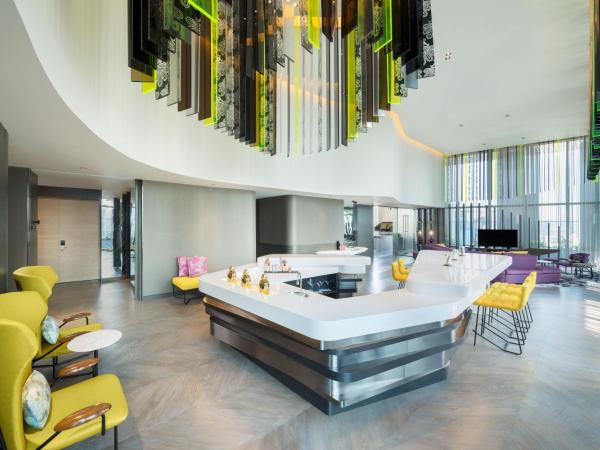 W Kuala Lumpur : photo 7 de la chambre ewow, suite, king bed, klcc view, private outdoor pool, terrace