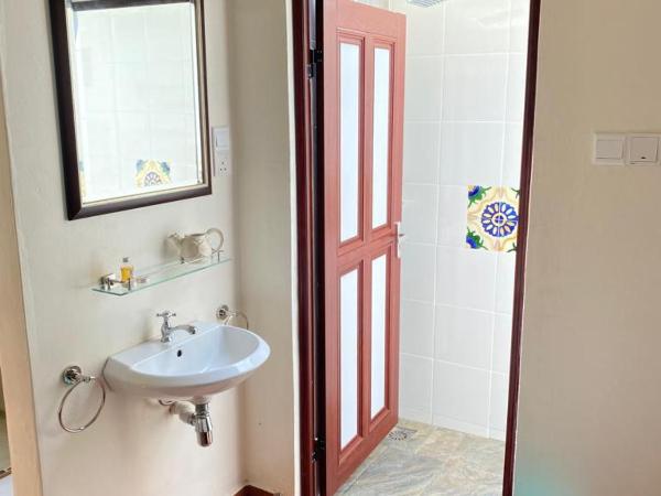 Casugria Dutch Residence 1810 : photo 3 de la chambre chambre lit queen-size - vue sur piscine