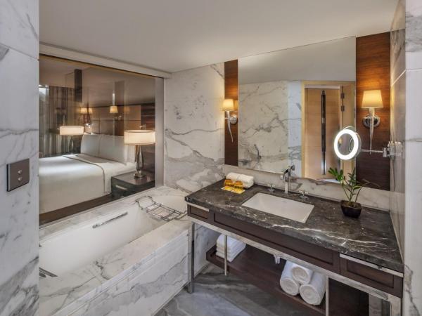 JW Marriott Mumbai Juhu : photo 2 de la chambre 	 1 king bed, executive lounge access, large room