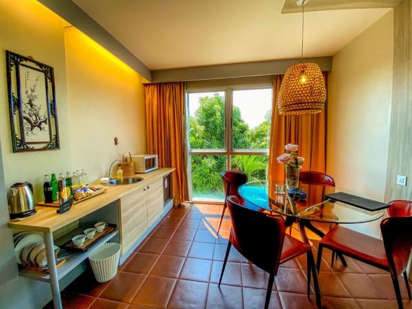 Sino House Phuket Hotel - SHA Plus : photo 7 de la chambre chambre triple exécutive