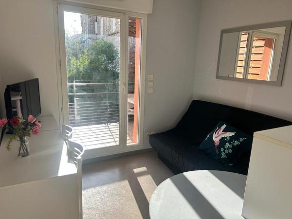 Studio residence de tourisme le Fonserane : photo 4 de la chambre studio avec vue sur jardin