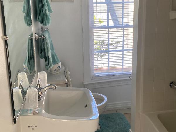 Angie's Guest Cottage : photo 7 de la chambre appartement avec balcon