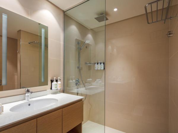 Holiday Inn & Suites - Dubai Science Park, an IHG Hotel : photo 1 de la chambre suite 1 chambre