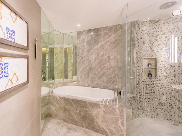 Centara Grand At CentralWorld : photo 4 de la chambre hébergement lit king-size de luxe - club 