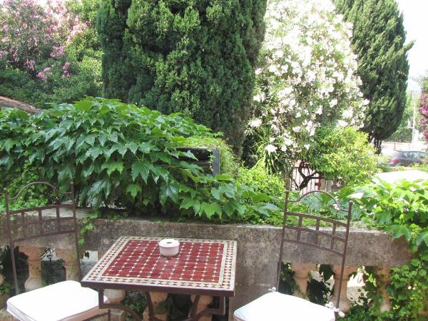 Hôtel Les Orangers : photo 6 de la chambre chambre double avec terrasse et climatisation