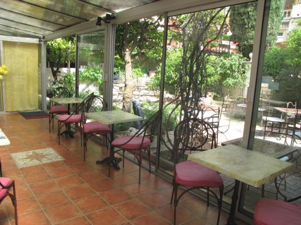 Hôtel Les Orangers : photo 7 de la chambre chambre simple climatisée