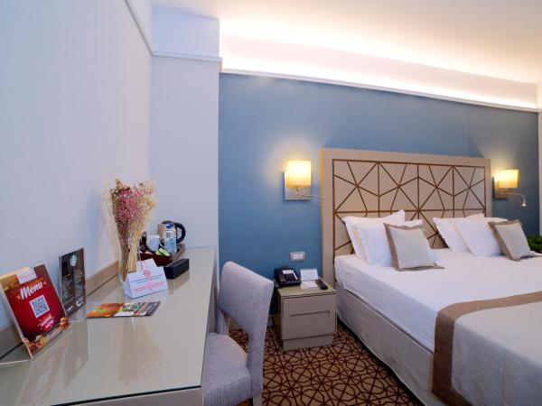 Ramada By Wyndham İstanbul Taksim : photo 4 de la chambre chambre lit king-size supérieure avec canapé-lit