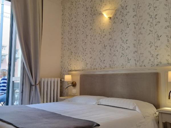 Hotel Charly : photo 4 de la chambre chambre lit king-size - vue sur jardin