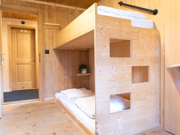 Naturfreunde Hostel Grindelwald : photo 2 de la chambre chambre lits jumeaux avec salle de bains commune
