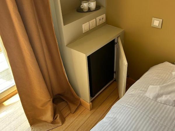 Hotel Salvators : photo 2 de la chambre chambre lit queen-size confort avec terrasse et climatisation